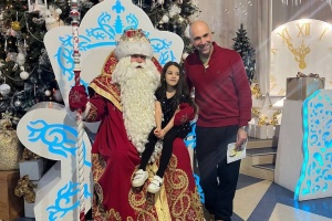 Хореограф и ведущий Евгений Папунаишвили со своей дочкой в гостях у Деда Мороза